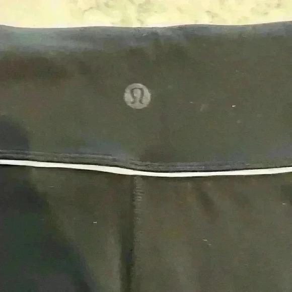 Lululemon Athletic Cropped Reversible Leggings 6 - Picture 3 of 6